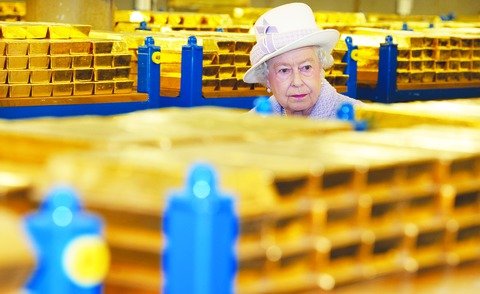 Queen-of-England-Visits-Gold-Vault4.jpg